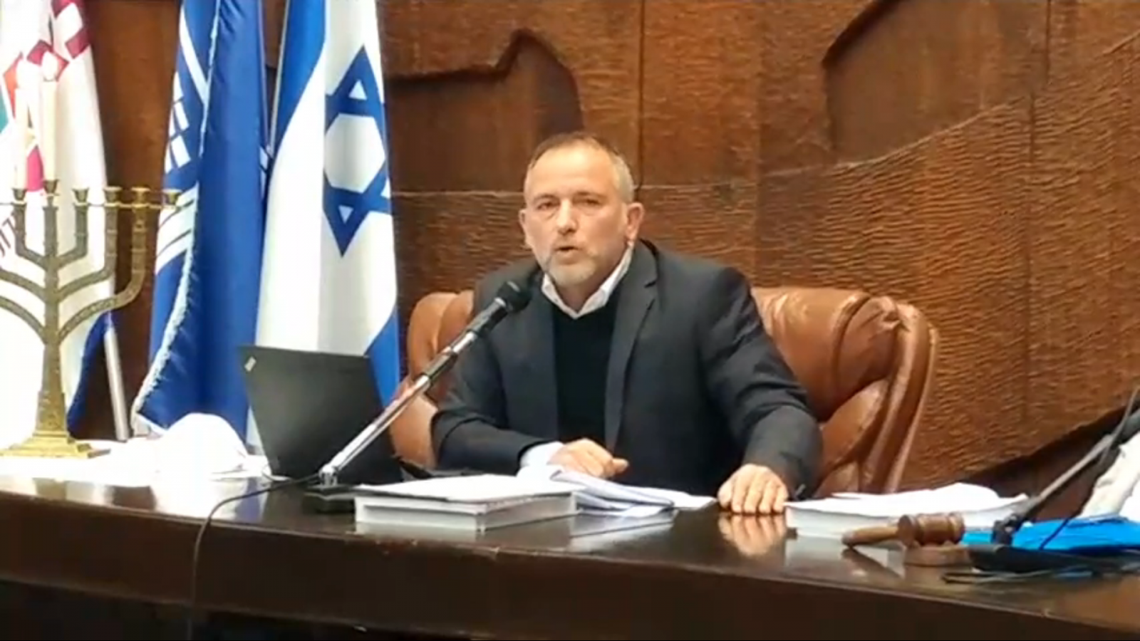 גזבר העירייה, תומר ביטון, מציג את התקציב (צילום: דני בלר)